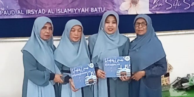 Dua Guru TK Al Irsyad Kota Batu Terima Hadiah Umrah atas Dedikasi 25 Tahun