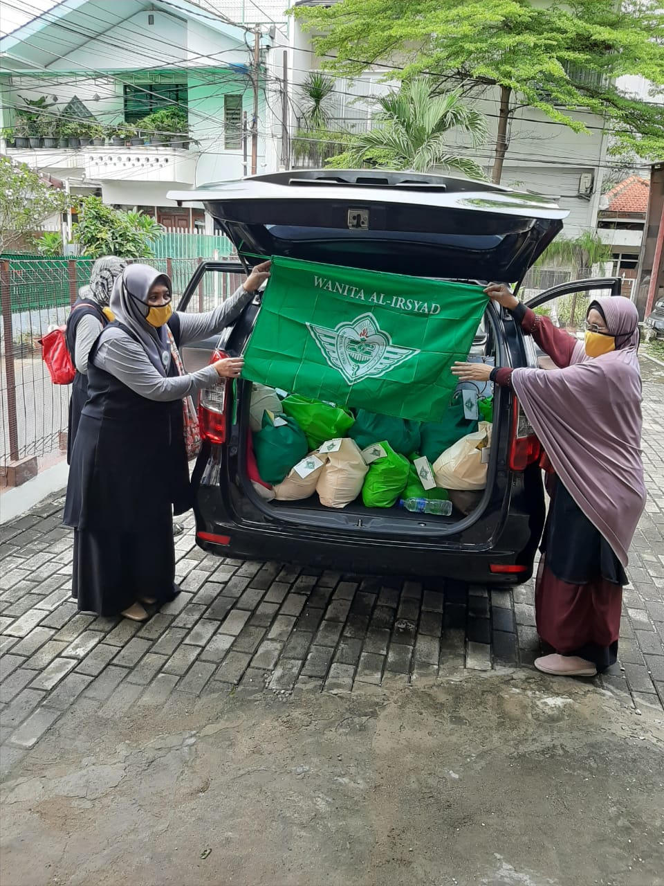 PC Wanita Al-Irsyad Jakbar Bagikan Sembako ke Warga