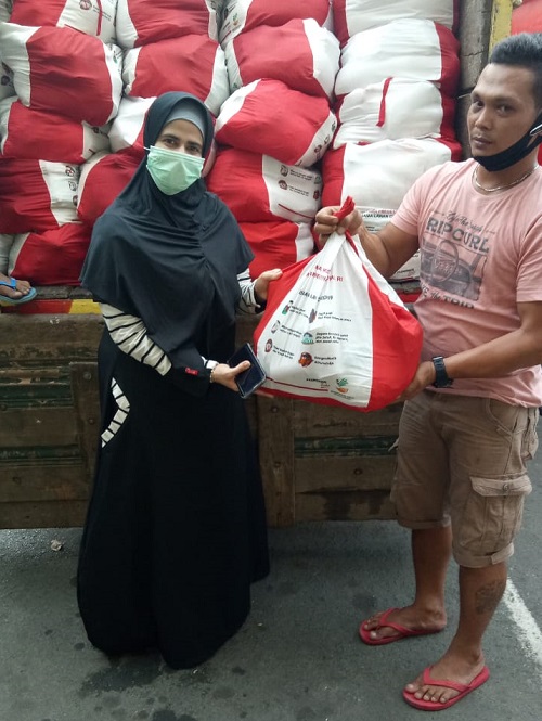 PB Wanita Bagikan Paket Sembako dari Kemensos