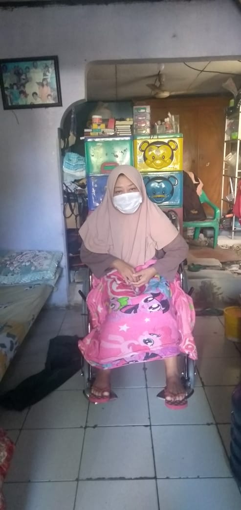 Wanita Al Irsyad Peduli dengan meminjamkan kursi roda bagi yang membutuhkan